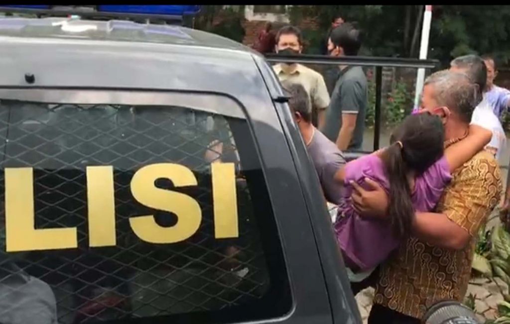 Polisi membawa ibu yang diduga memukul bayinya hingga tewas