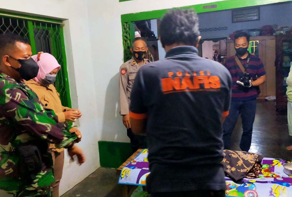 Polisi melakukan identifikasi bayi tewas di Kediri