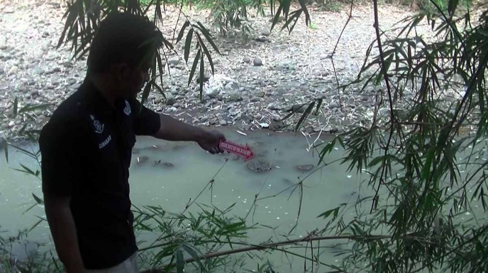 Polisi melakukan olah TKP di lokasi kejadian