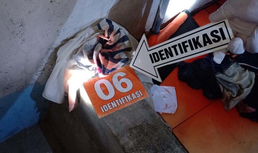 Polisi melakukan identifikasi dan olah TKP di lokasi pembuangan bayi di Kota Mojokerto