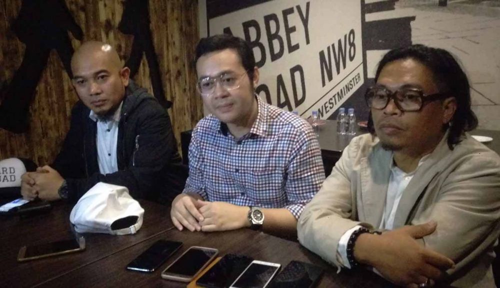 Bayu Airlangga, menantu Pakde Karwo (tengah) di Take Five Cafe & Resto, Surabaya dalam acara 'Muda Mudi Surabaya Peduli'