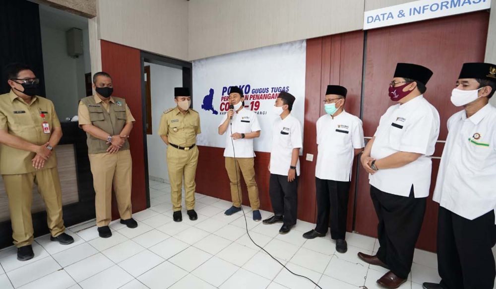 Baznas serahkan bantuan untuk membantu penanganan Covid-19 di salah satu ponpes di Banyuwangi