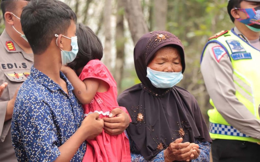 Mbah Boinem, warga Ponorogo dan dua cucunya yang yatim piatu saat rumahnya dibedah oleh polisi