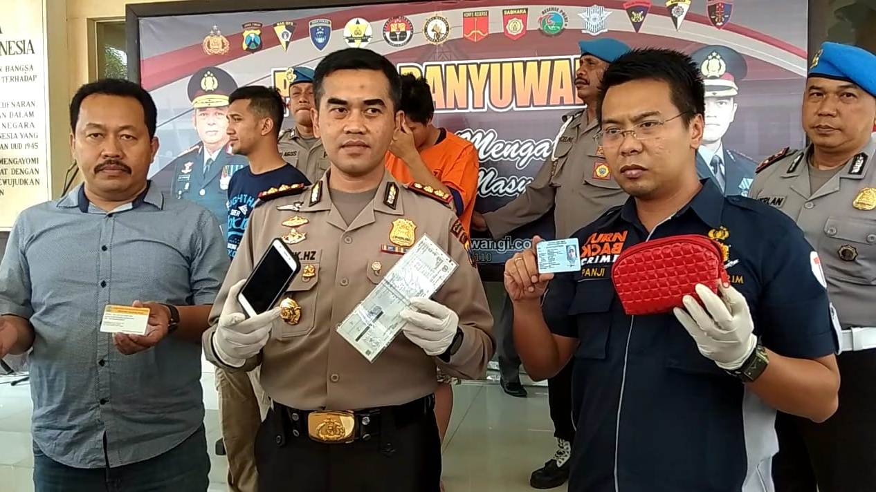 Kapolres Banyuwangi AKBP Taufik Herdiansyah Zeinardi menunjukkan barang bukti dan pelaku pembegalan