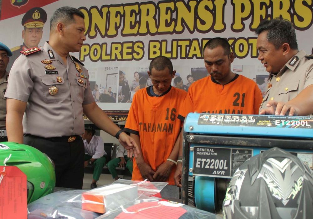 Kapolres Blitar Kota AKBP Leonard Sinambela menunjukkan dua begal HP milik pelajar yang aksinya viral