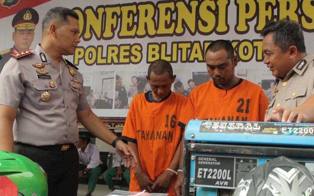 Dua begal perampas HP pelajar saat diinterogasi Kapolres Blitar Kota AKBP Leonard Sinambela