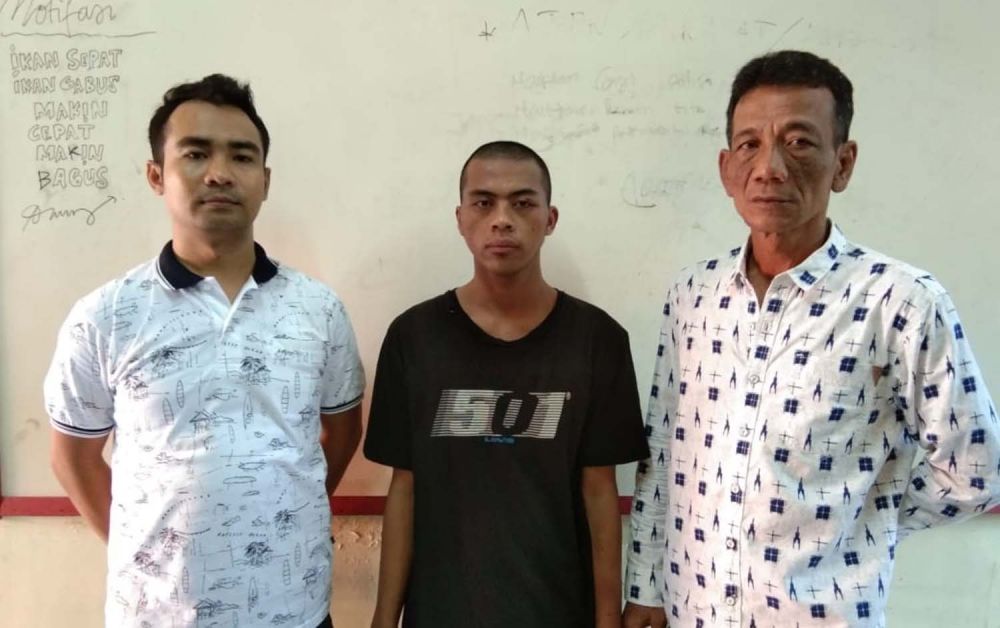 Musawir (tengah) begal motor yang disergap diamankan di Mapolsek Bubutan, Surabaya