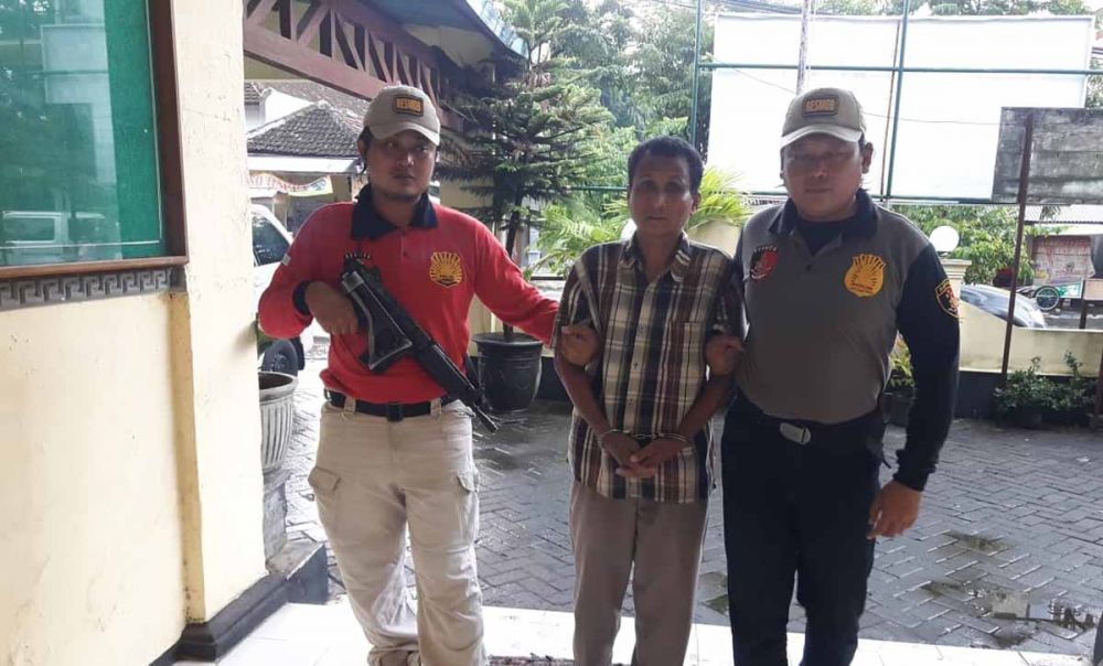 Yasin (tengah), begal motor digelandang Tim Resmob Suropati Polres Pasuruan Kota