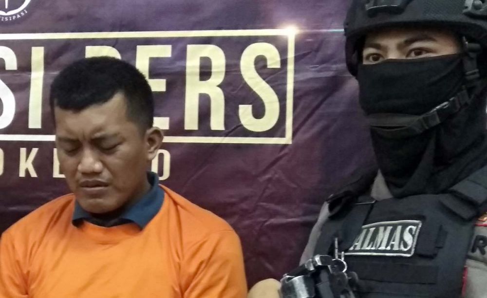 Liga Pramana Putra (kiri), begal payudara saat diamankan di Mapolres Mojokerto