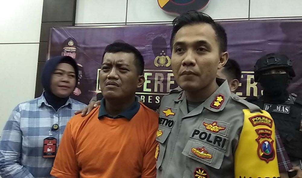 Kapolres Mojokerto AKBP Setyo Koes Heriyatno menunjukkan Liga Pramana Putra, pelaku begal payudara