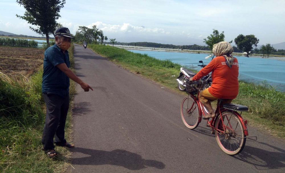 Perangkat Desa Sumbersuko, Kecamatan Dringu, Kabupaten Probolinggo menunjukkan lokasi begal payudara beraksi