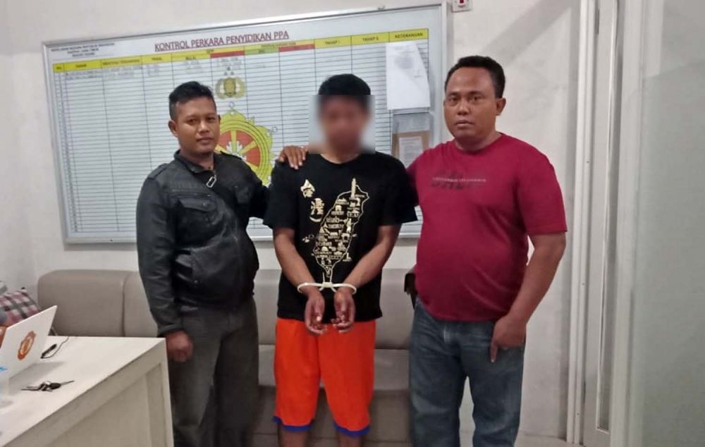Supriyadi (tengah), begal payudara yang beraksi di Kediri