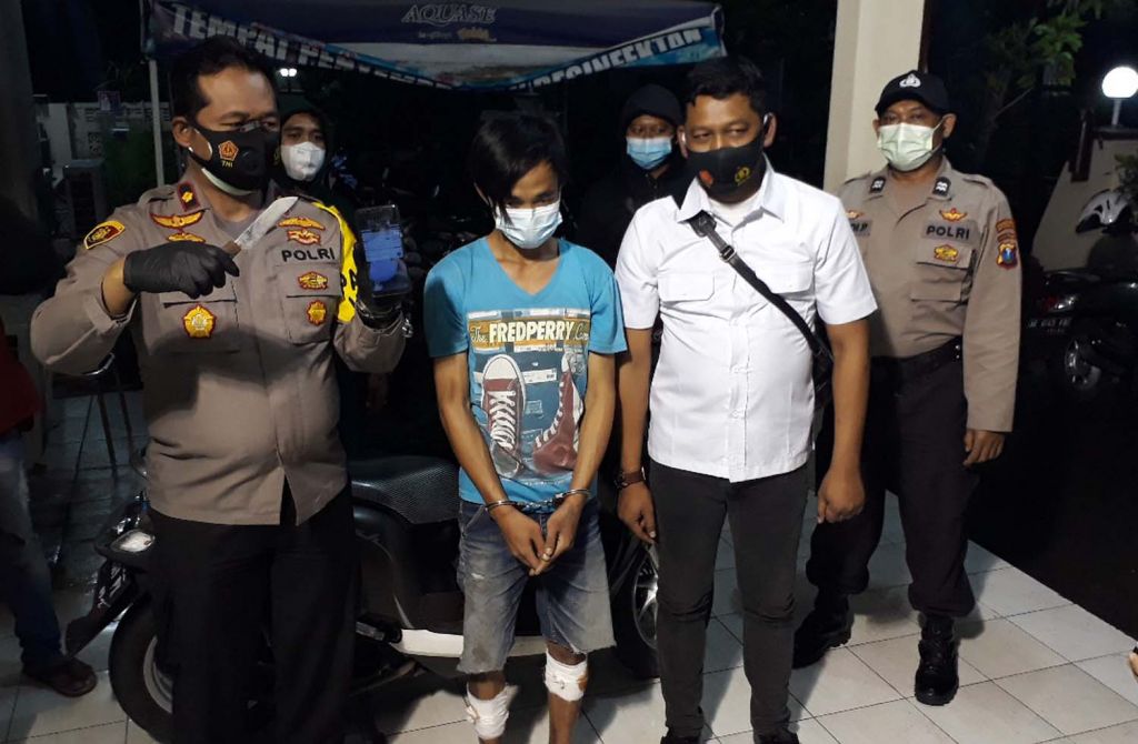 Begal pembacok driver ojek online diamankan di Mapolsek Sukolilo, Surabaya