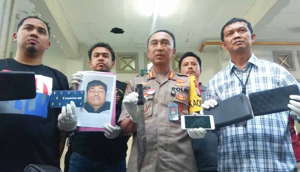 Kombes Pol Sandi Nugroho, AKBP Sudamiran dan Tim Jatanras membeberkan foto begal sadis dan pisau penghabisan