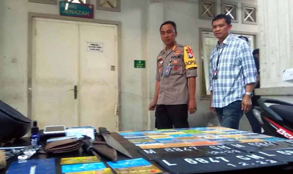 Kombes Pol Sandi Nugroho dan AKBP Sudamiran melihat barang bukti kejatahan Fanani, begal sadis yang ditembak mati