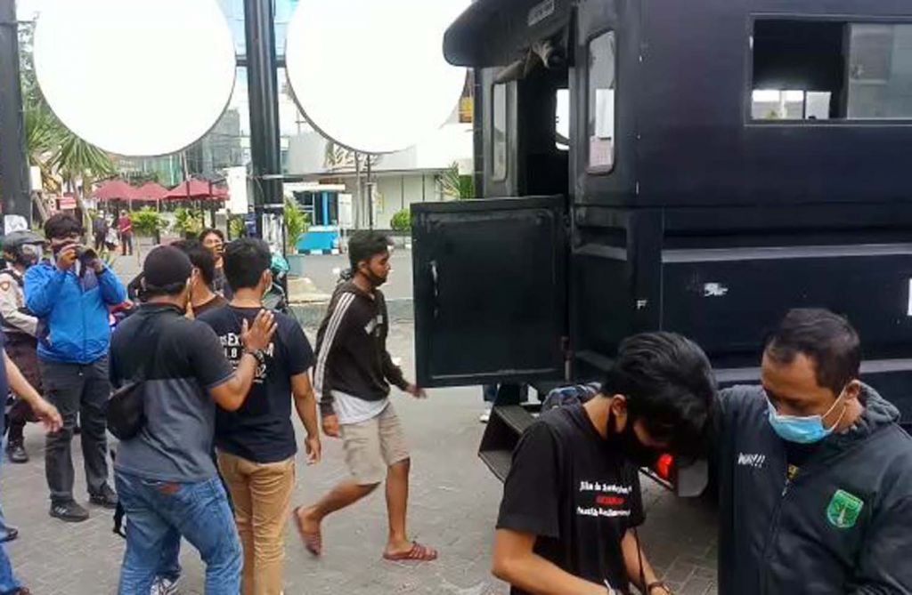 Beberapa remaja yang diamankan polisi sebelum masuk ke barisan pendemo tolak Omnibus Law di Surabaya