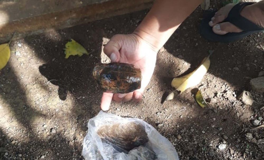 Benda diduga granat yang ditemukan pencari logam di Banyuwangi