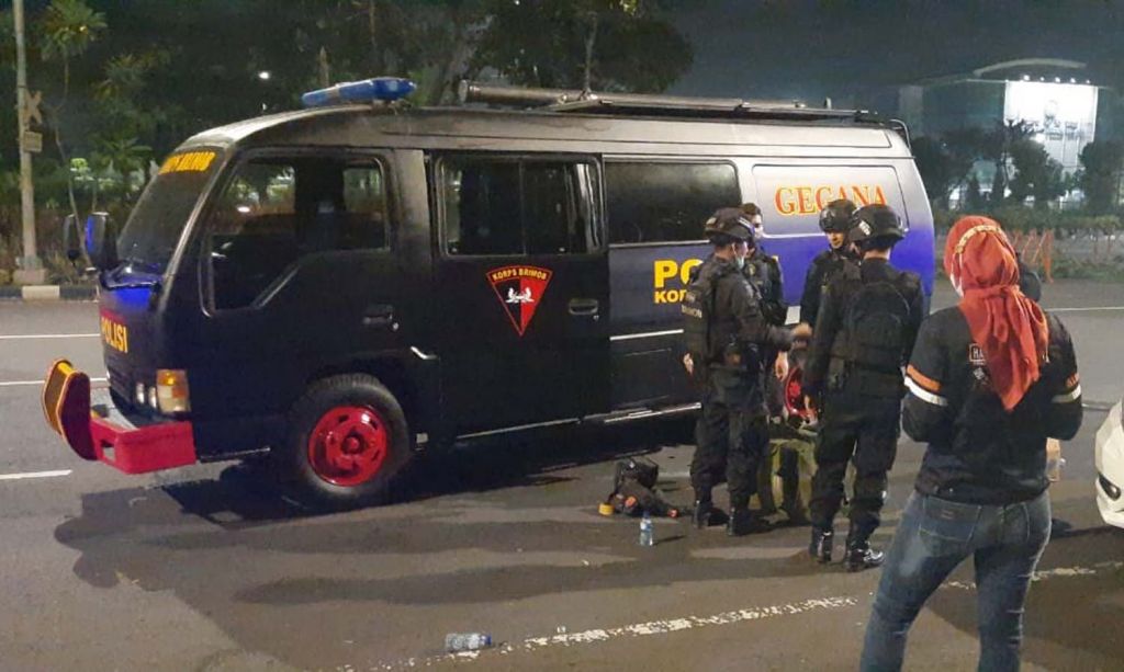 Tim Gegana Polri mengevakuasi tas mencurigakan di Jalan Ahmad Yani, depan Royal Plaza Surabaya (Foto: Ni'am Kurniawan/jatimnow.com)