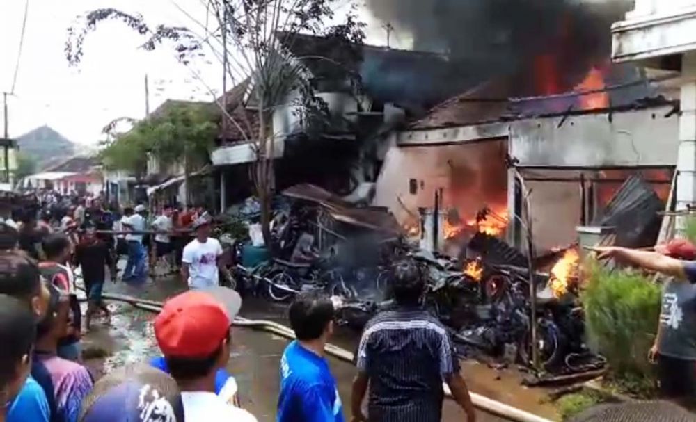 Toko Berisi 200 Unit Motor Bekas di Banyuwangi Hangus Terbakar