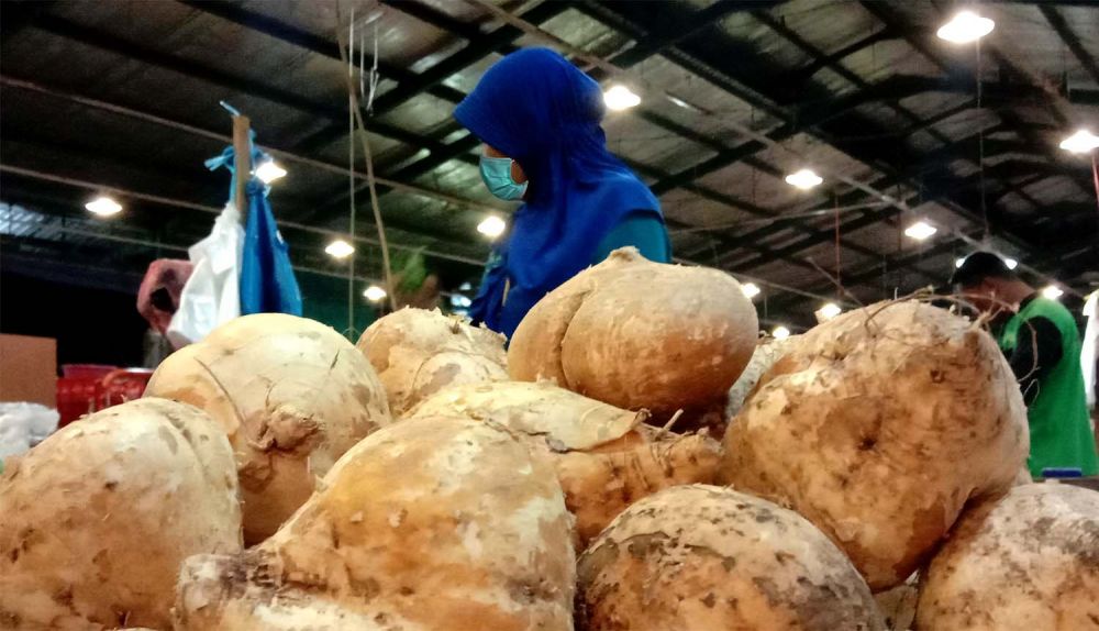 Aktivitas di lapak bengkoang di Pasar Induk Osowilangun Surabaya (PIOS)