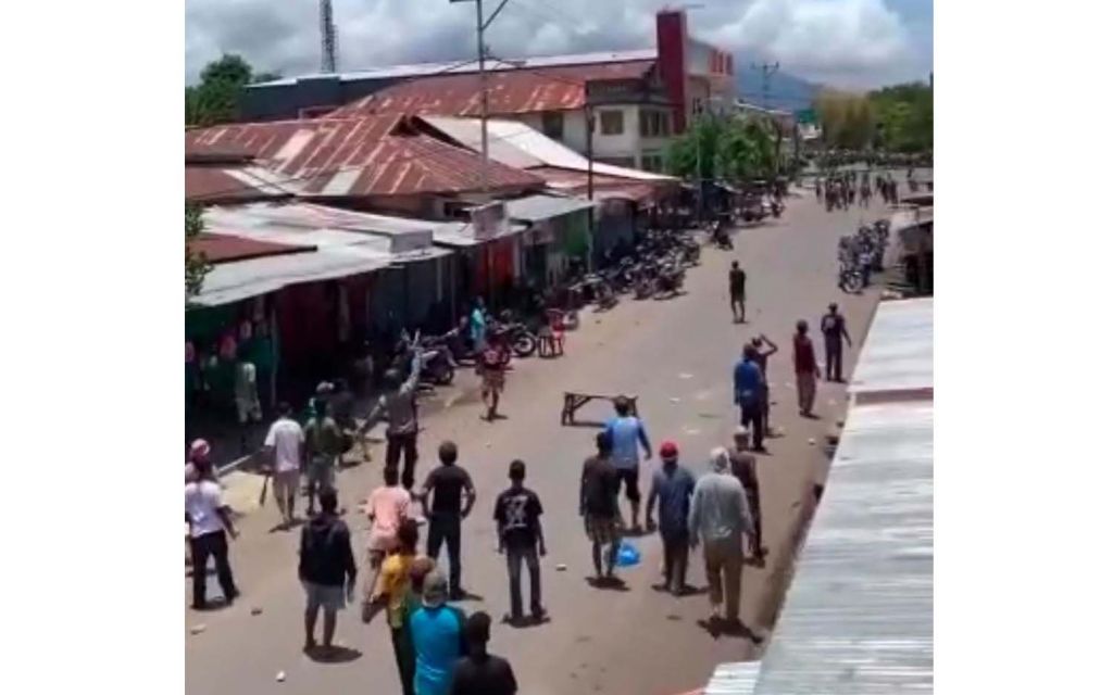 Tangkapan layar video bentrok antarwarga di Pulau Adonara, Flores Timur yang beredar