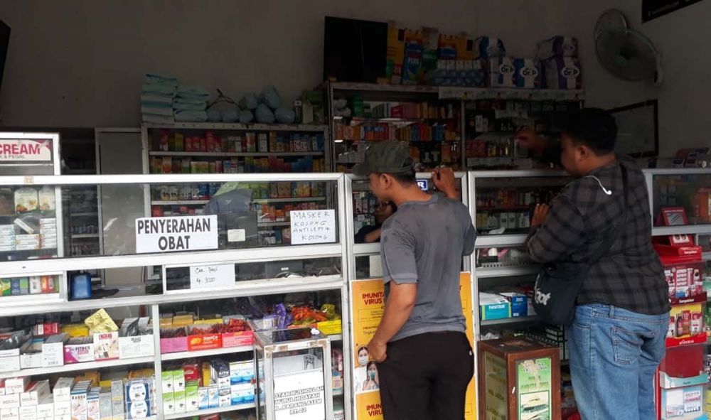 Aktivitas di salah satu apotek di Surabaya (Foto-foto: Zain Ahmad/jatimnow.com)