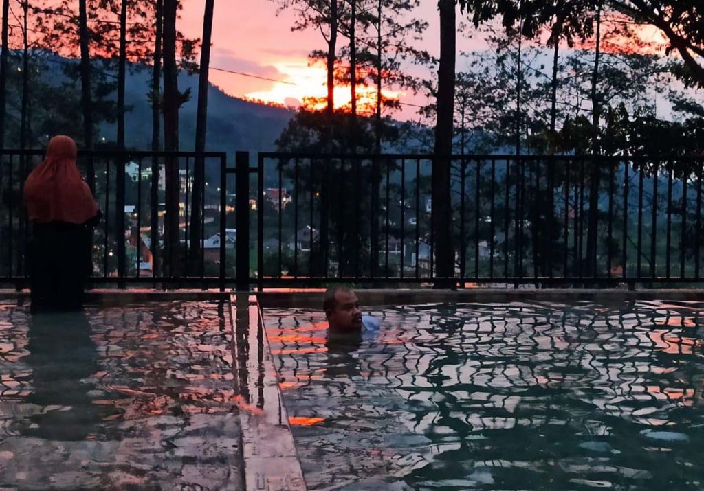 Sensasi berendam di kolam air hangat Jacuzzi Pool, Kafe dan Karaoke di Pacet, Mojokerto