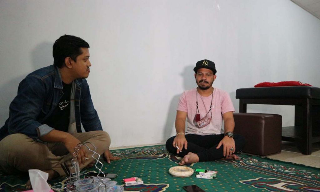 Reporter jatimnow.com saat berkenalan dengan Bintang Timur Diponegoro di Surabaya (Foto: Fajar Mujianto/jatimnow.com)