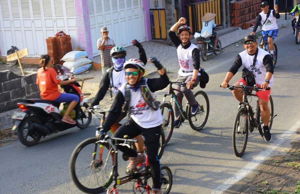 Polres Blitar dan sejumlah komunitas sepeda ontel dan para jurnalis mengikuti Gowe Kemanusiaan, bersepeda sambil sedekah