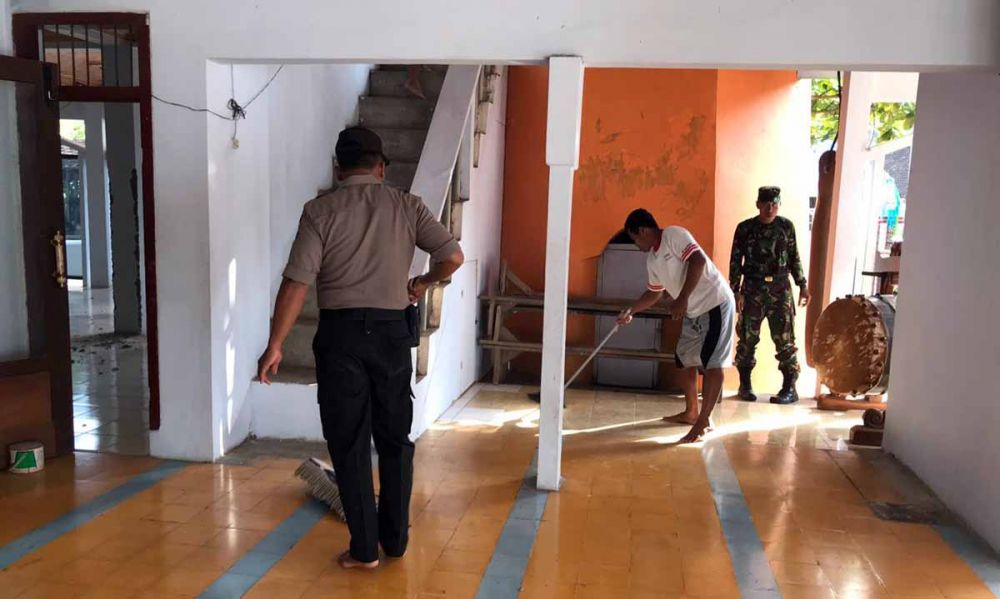 Polisi dan TNI beserta warga bersih-bersih masjid di Trenggalek