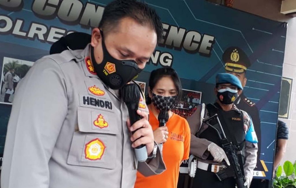 Biduan cantik yang melakukan penipuan diamankan di Mapolres Malang