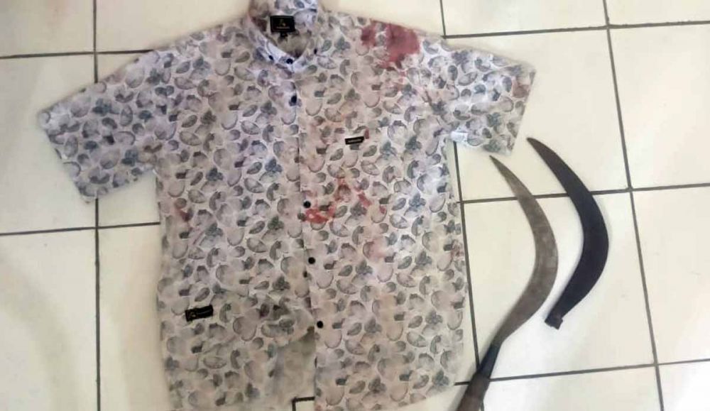 Baju korban dengan bekas darah dan celurit milik biker yang dipakai untuk membacok
