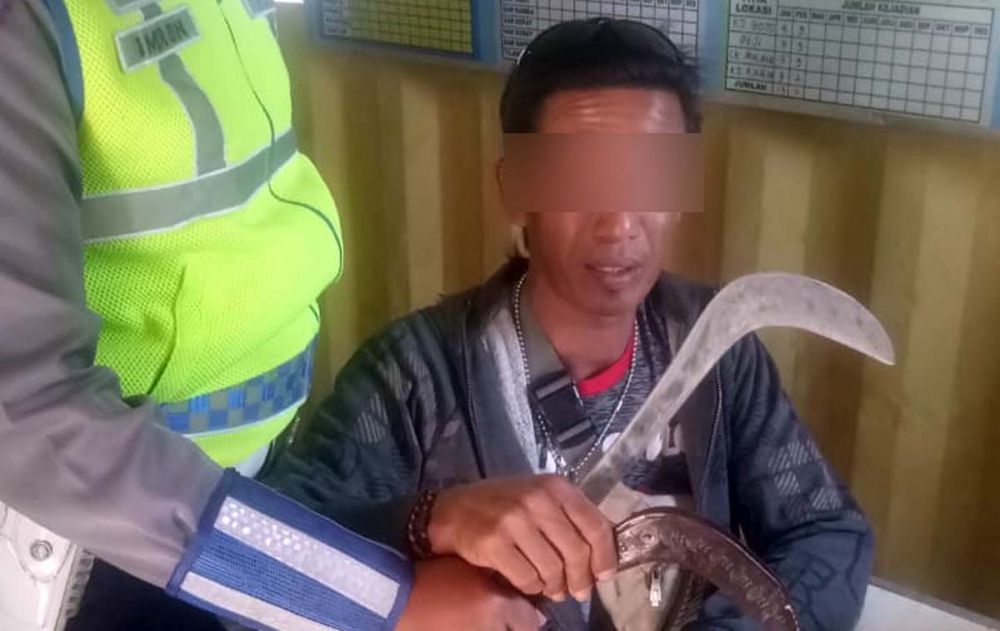 Sahar, biker dan celurit yang dibawanya saat diamankan Unit Lantas Polsek Beji, Polres Pasuruan