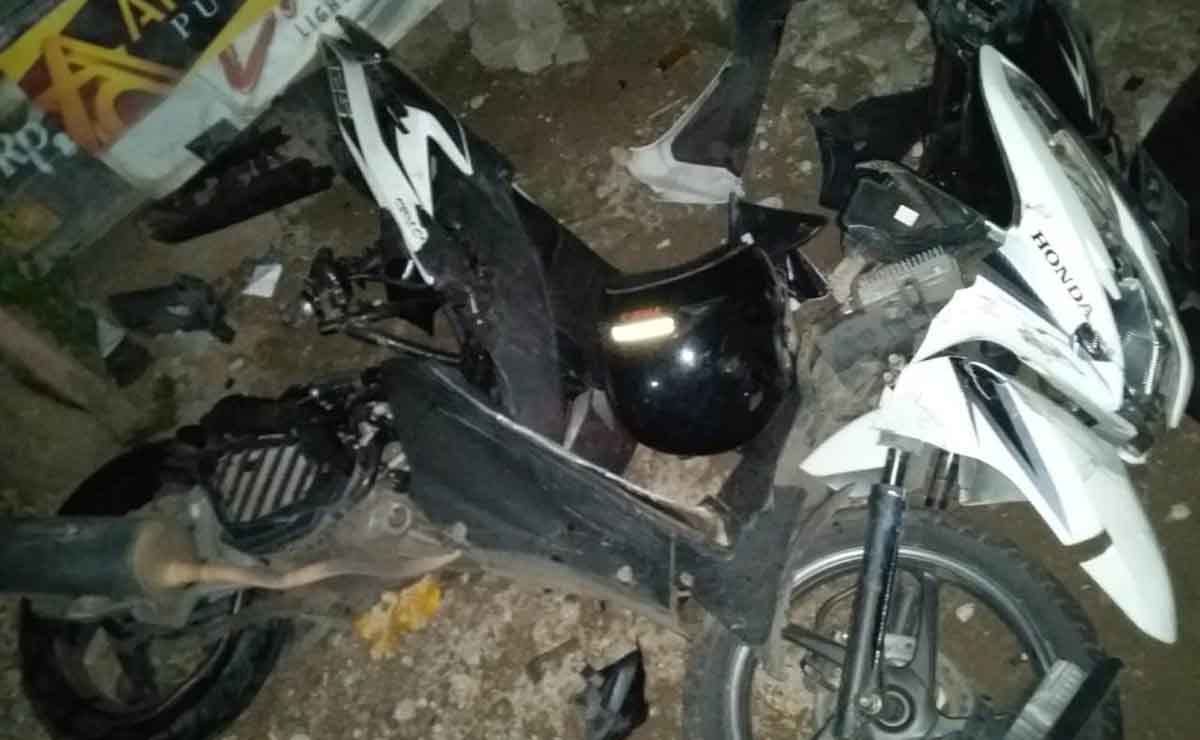 Kondisi motor biker yang rusak parah usai ditabrak mobil Honda Civic di Ponorogo 