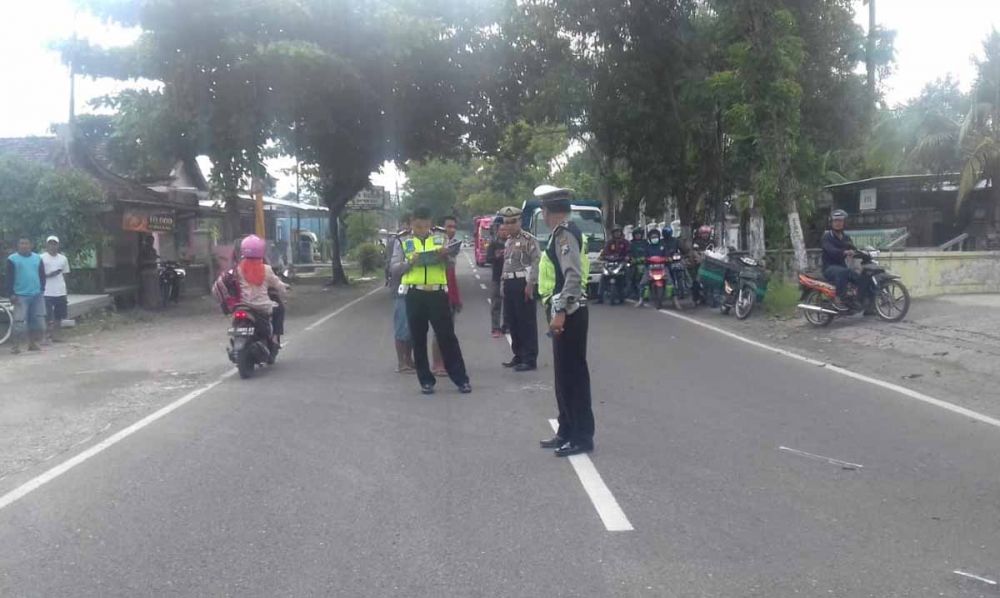 Unit Laka Satlantas Polres Ponorogo melakukan olah TKP di lokasi kecelakaan