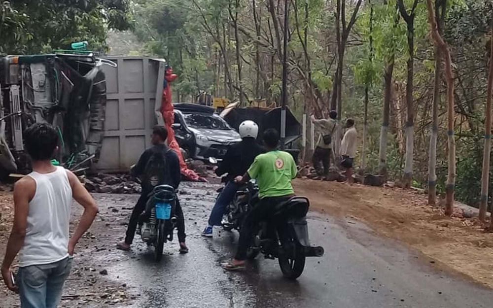 Dump truck yang menggilas biker di jalur Wisata Bromo, Desa Ngembal, Kecamatan Tutur, Kabupaten Pasuruan