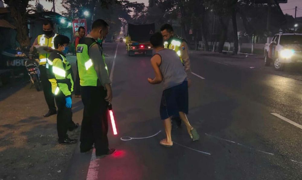 Unit Laka Satlantas Polres Pasuruan melakukan olah TKP di lokasi kecelakaan yang sebabkan biker tewas