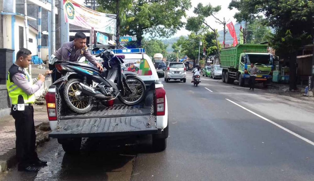 Motor yang dikendarai biker yang tewas dievakuasi oleh Unit Laka Satlantas Polres Ponorogo