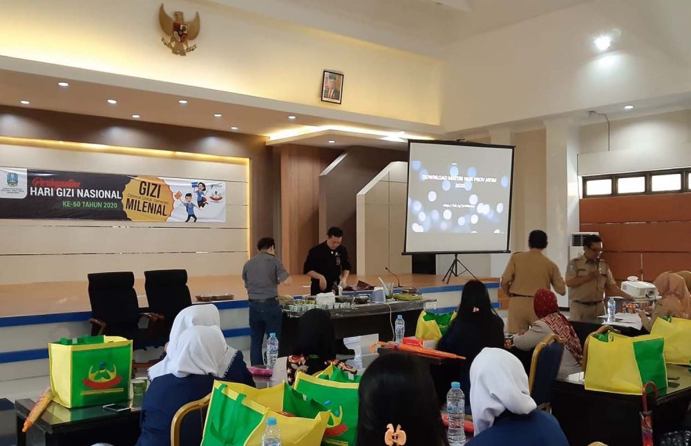 Penyuluhan cara membuat makanan kekinian yang sehat oleh Dinkes Jatim bersama Akademi Kuliner dan Patiseri Ottimo Internasional