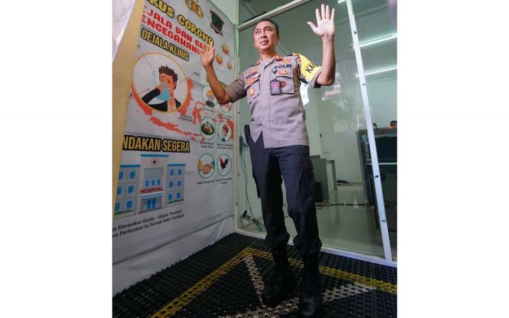 Kapolrestabes Surabaya Kombes Pol Sandi Nugroho mencoba bilik disinfektan