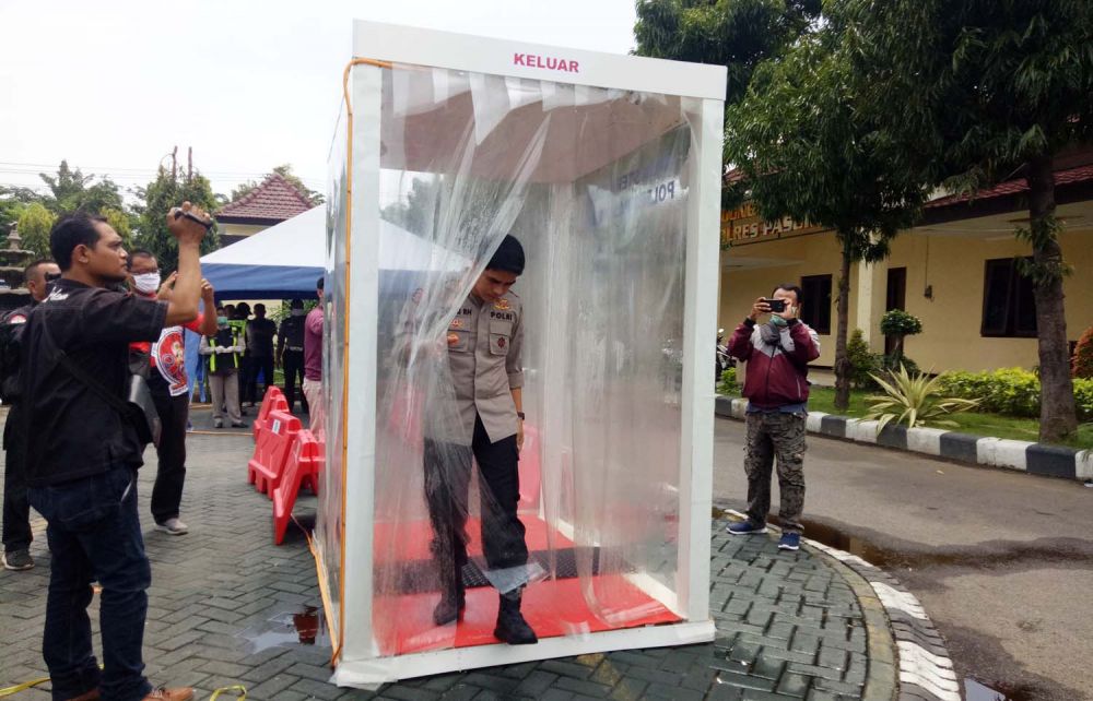 Kapolres Pasuruan AKBP Rofiq Ripto Himawan mencoba bilik sterilisasi pencegah Virus Corona di mapolres 
