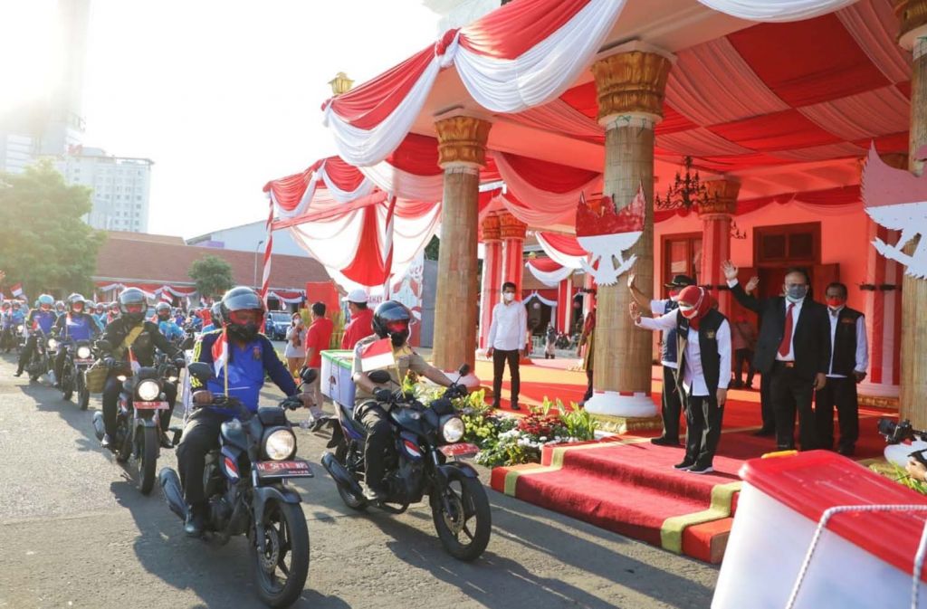 Para relawan yang akan membagikan bingkisan ke para veteran pejuang kemerdekaan di Jatim