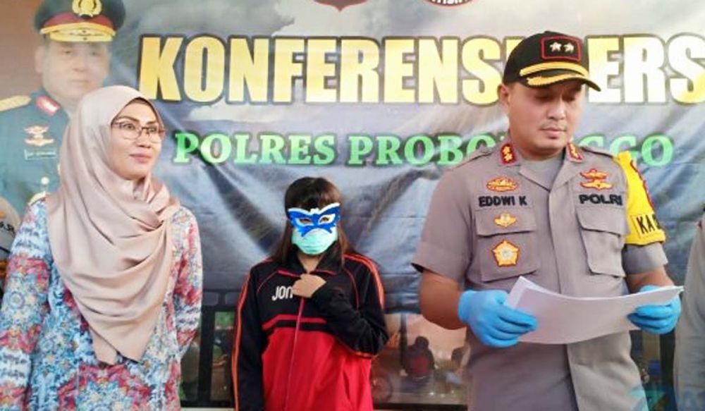 Sa (tengah bertopeng), PSK yang turut diamankan dalam ungkap kasus prostitusi online di Probolinggo (foto: pantura7.com)