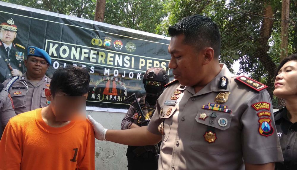 AA, mucikari yang menawarkan para janda di Pacet, diamankan di Mapolres Mojokerto