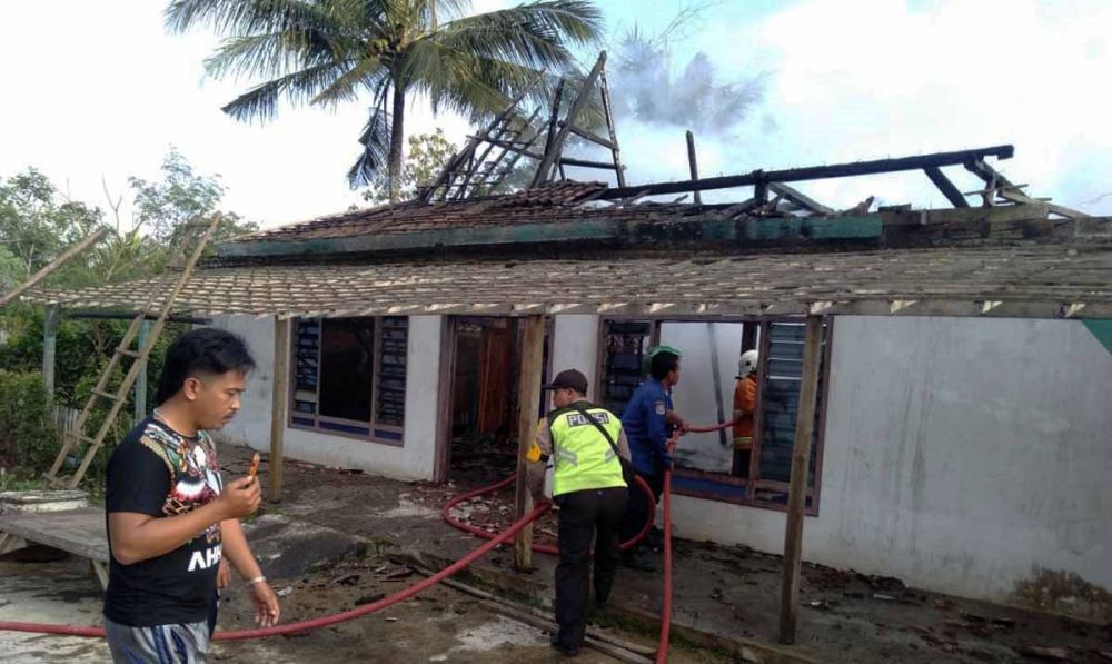 Gara-gara Puntung Rokok, Rumah di Blitar Habis Terbakar