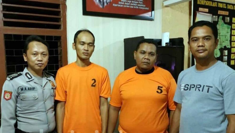 Roben Hud dan Achmad Nasrulloh diamankan di Mapolsek Puri, Polres Mojokerto