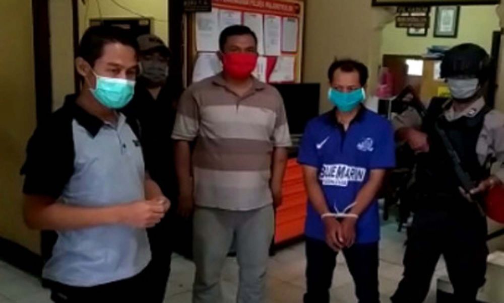 Ipda MK Umam (kiri) Panit I Unit Reskrim Polsek Prajurit Kulon, Polres Mojokerto Kota menunjukkan pelaku dan barang bukti