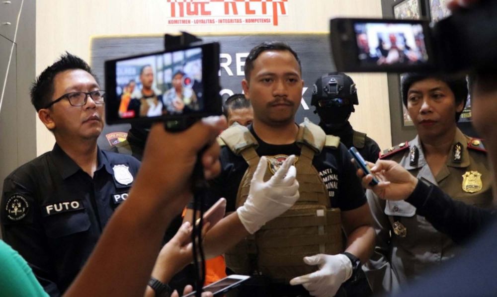 Kasatreskrim Polres Trenggalek Iptu Bima Sakti (tengah) menjelaskan kasus pembobolan toko yang diungkap timnya