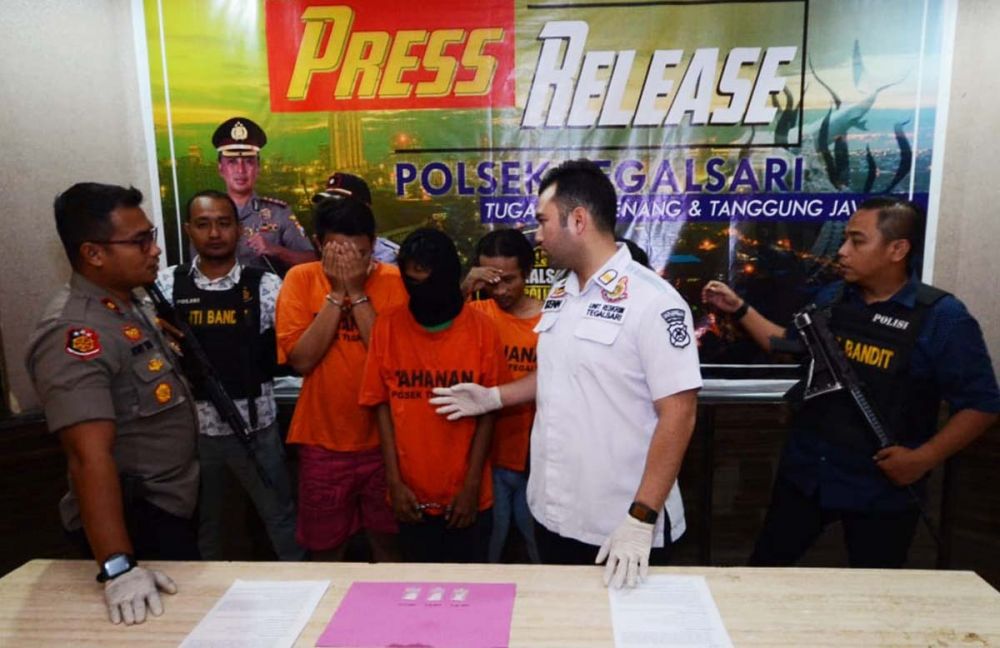 Kapolsek Tegalsari Kompol Rendy Surya Aditama dan Kanitreskrim Iptu Kennardi menginterogasi para tersangka narkoba