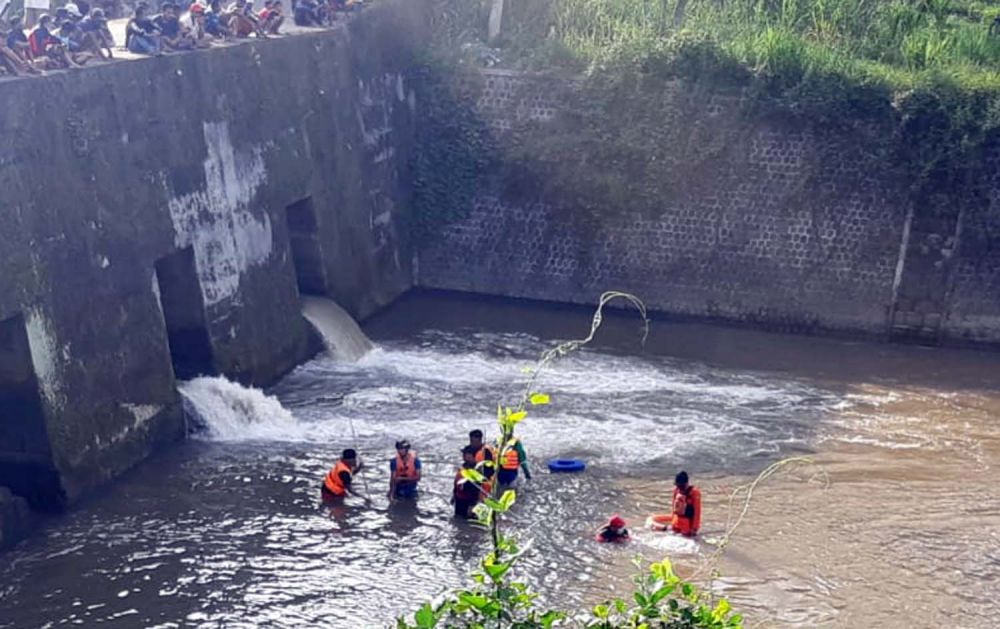 Tim SAR gabungan menyisir sungai untuk melakukan pencarian